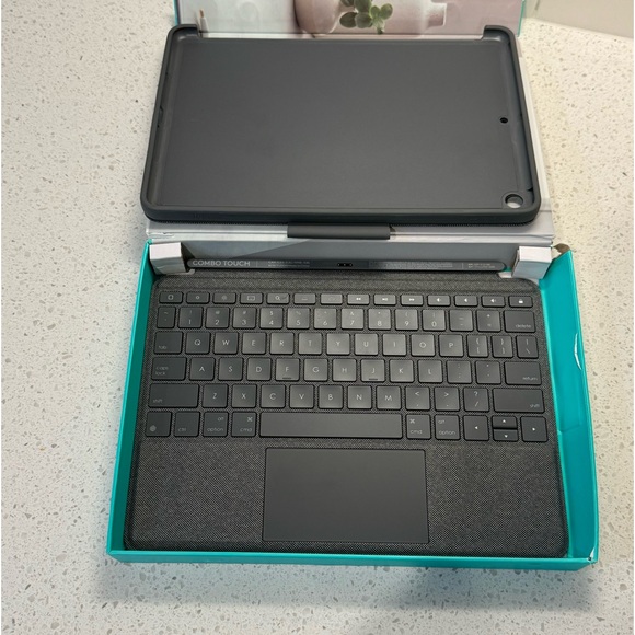 Logitech Combo Touch Detachable Keyboard case - Picture 9 of 9